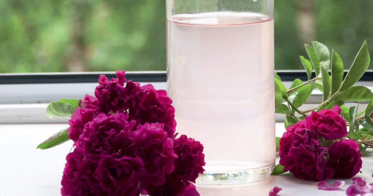 Woda różana to doskonały dodatek do wytrawnych dań i deserów