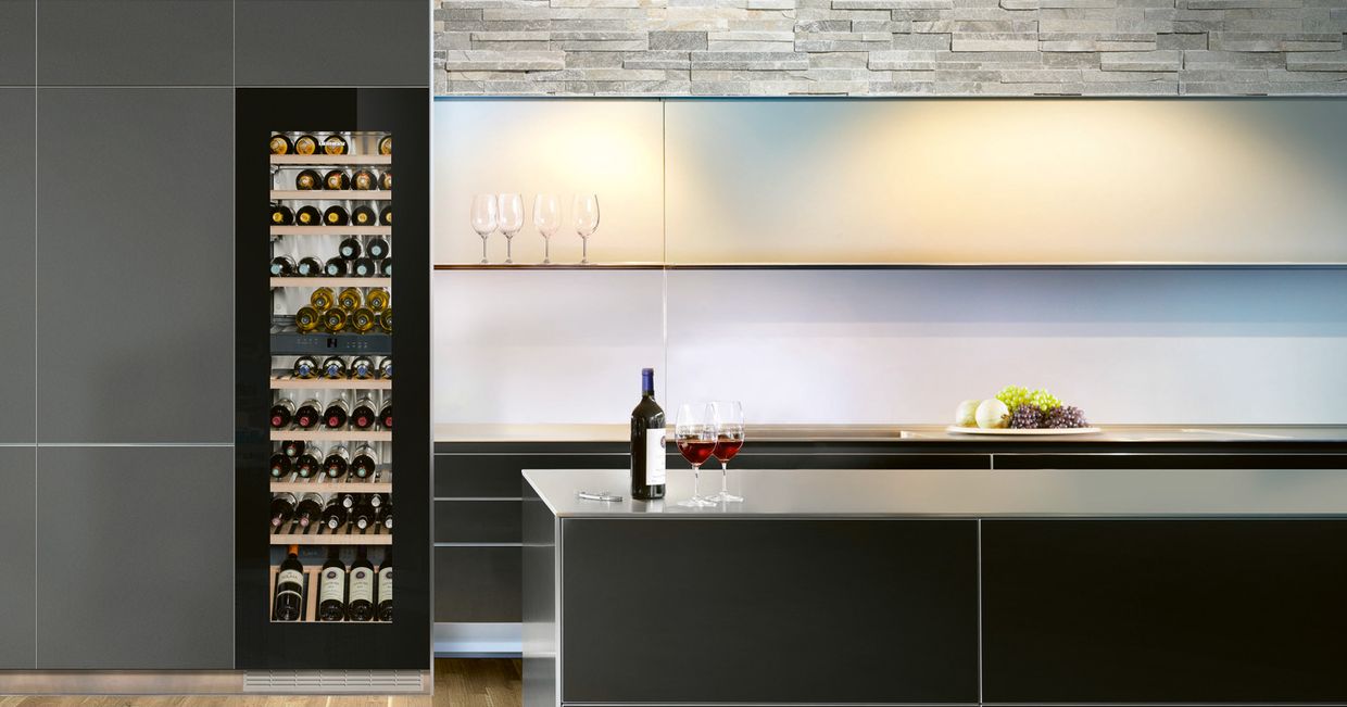 Nowoczesna chłodziarka do wina Liebherer w kuchni (fot. materiały prasowe)