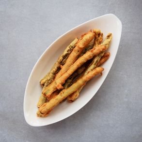 Tempura de espargos. Przepis na szparagi w tempurze (fot. Bartek Kieżun)