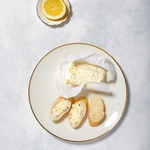 Orzeźwiające masło cytrynowe z tymiankiem doskonałe do świeżej bagietki i pieczonej ryby z grilla