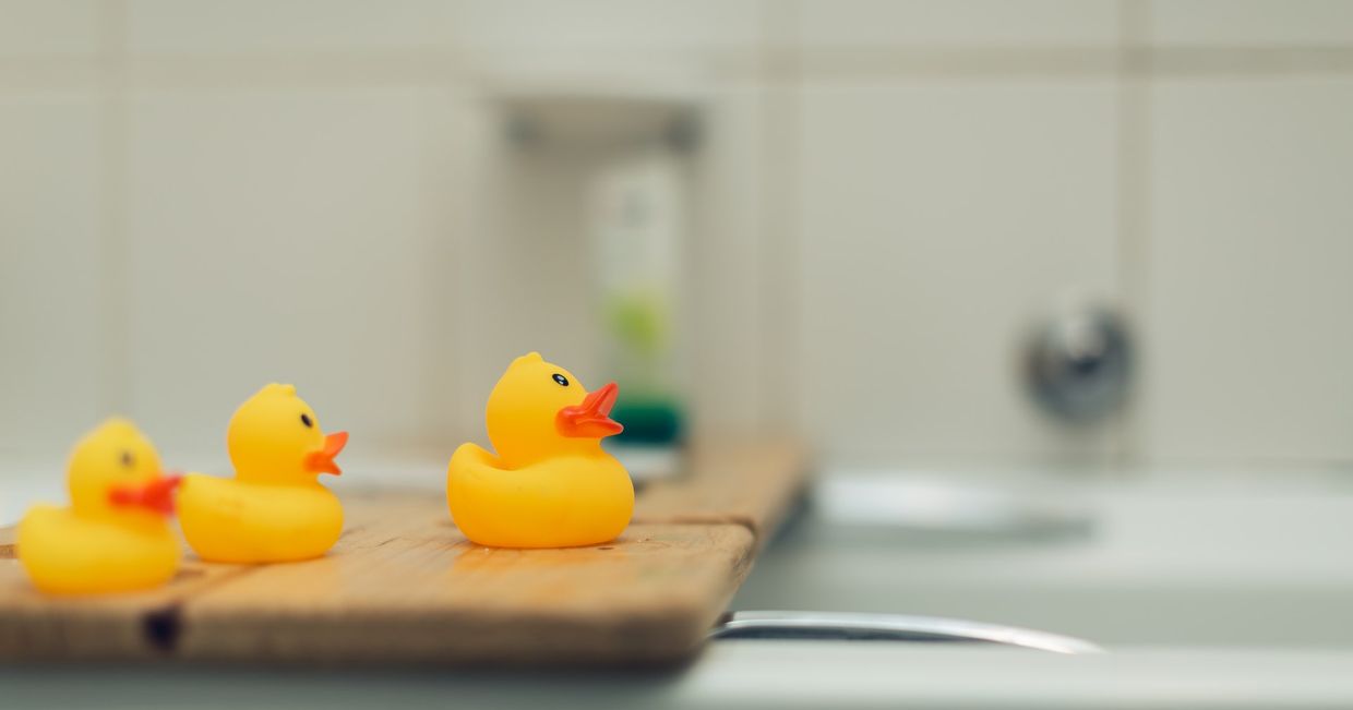 Kaczuszki do zabawy w wannie (fot. Mojapelo / Unsplash.com)