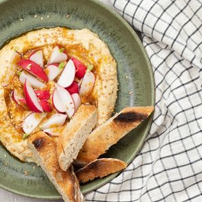 Dania z rzodkiewkami – humus z rzodkiewką, sezamem i sosem pomarańczowym (fot. Paulina Czyżewska)