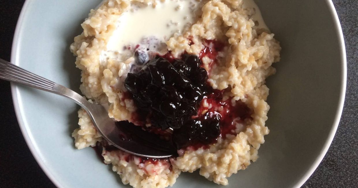 Owsianka z powidłami i śmietanką (fot. Kasia Stadejek)