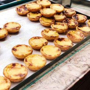 portugalskie przysmaki, których warto spróbować; portugalskie desery; pasteis de nata