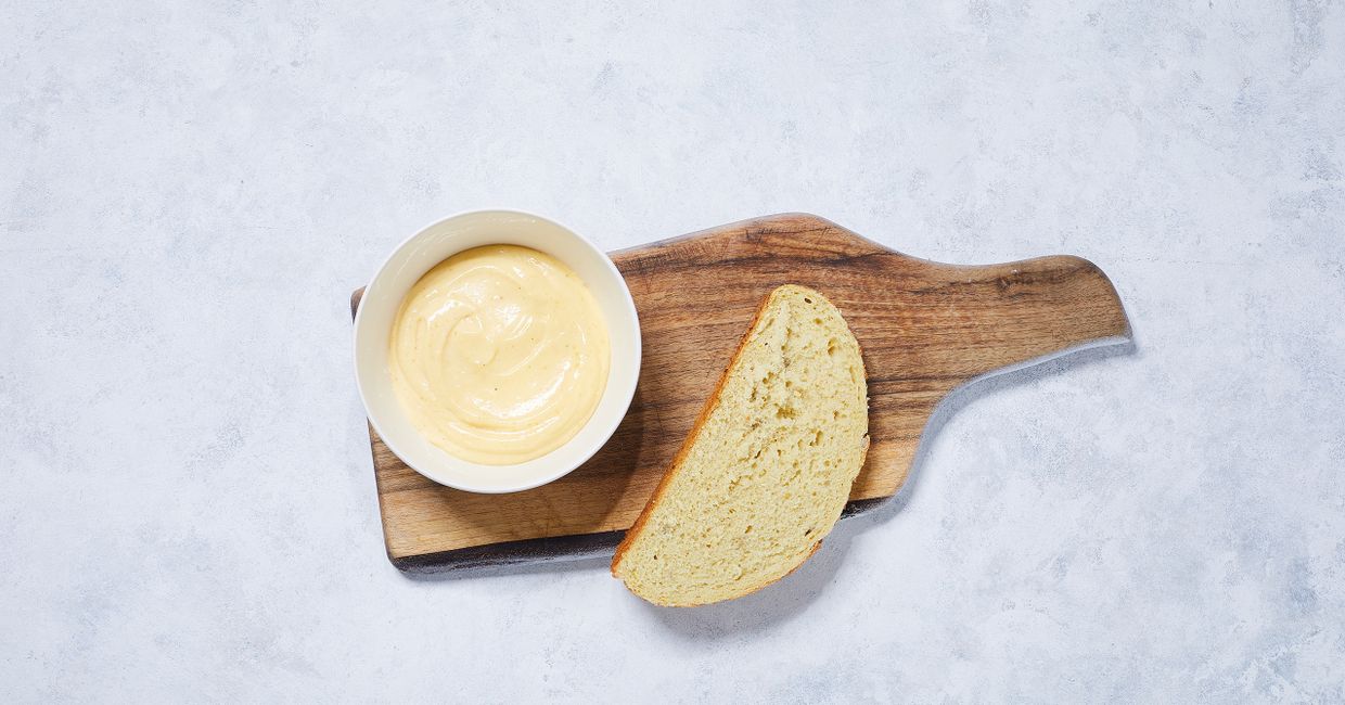 Deska z miską z domowym majonezem i kromką pieczywa (fot. Maciek Niemojewski)