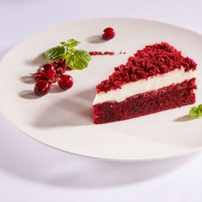 Ciasto Red Velvet z wiśniami i wiśniówką, deser, czerwone ciasto, makro