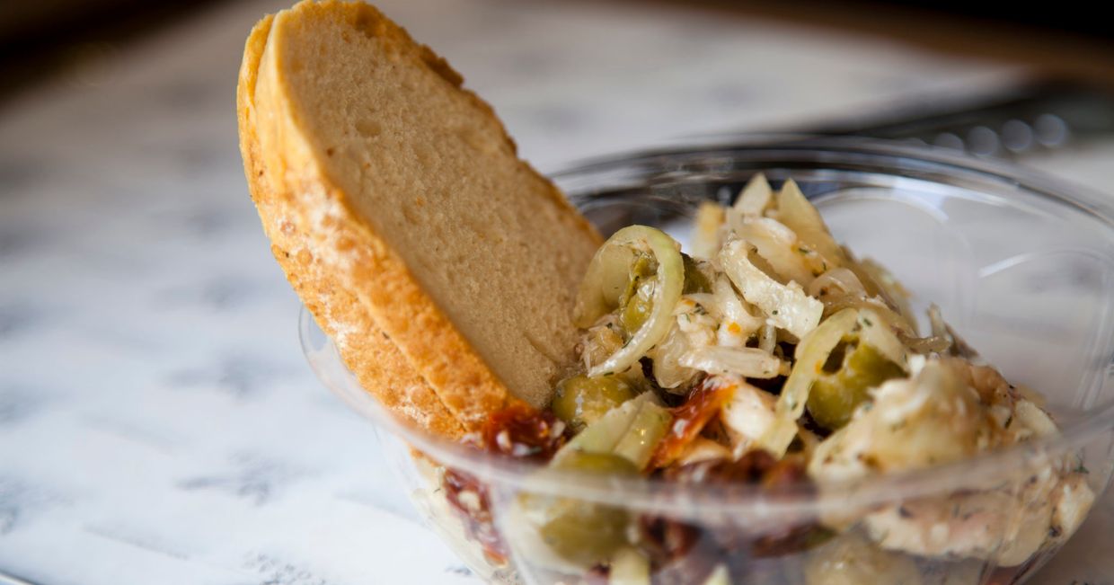 Pstrąg marynowany z pieczywem