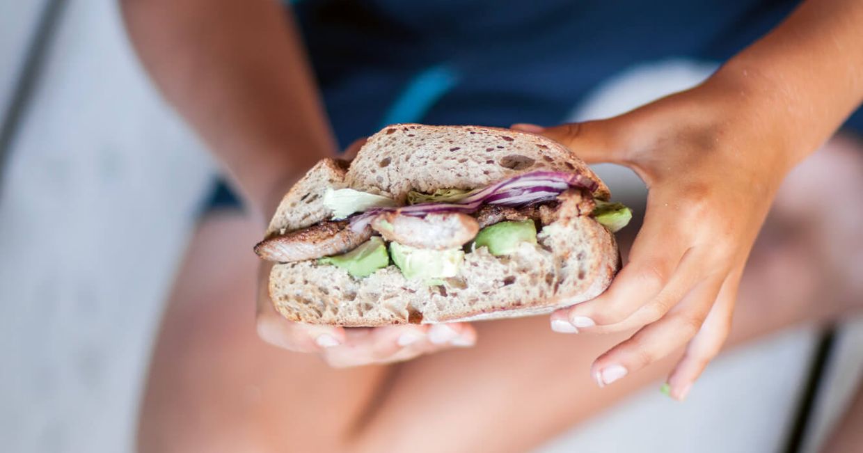 Kanapka z indykiem idealna na szybki posiłek na plażę (fot. Rafał Meszka)