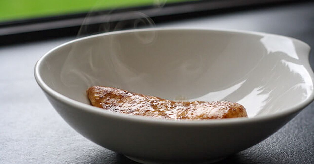 Upieczona pierś kurczaka na tależu