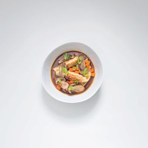 Zupa grzybowa z koźlaków z pierogami z kaszy gryczanej (fot. dinnershow.studio)