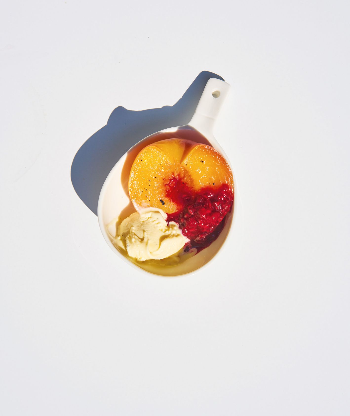 Przepis na deser z brzoskwiniami, malinami i lodami. Jak przygotować Melbę - PRZEPIS (fot. Radek Polak)