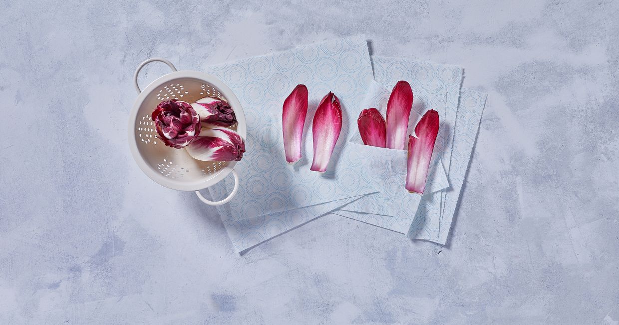 Cykoria leżąca na listkach papieru kuchennego