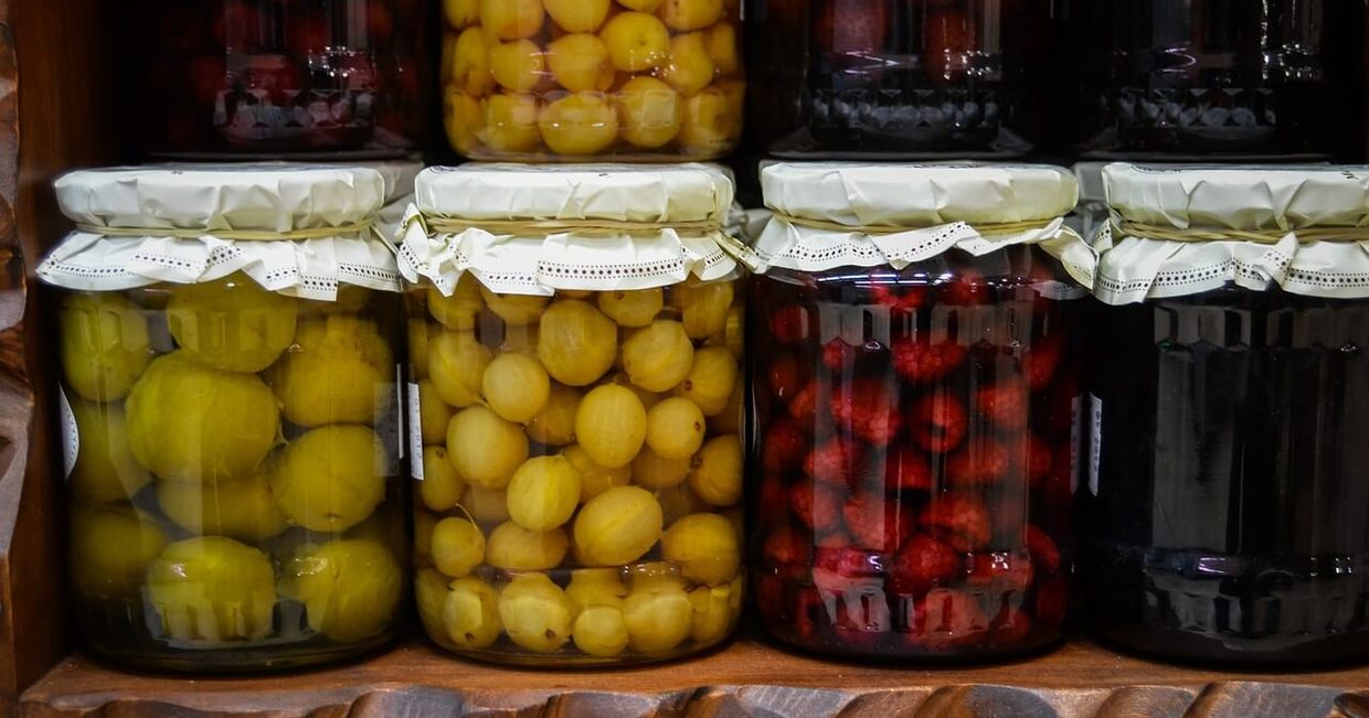 Słoiki z kiszonymi owocami (fot. Jarmoluk / pixabay.com)
