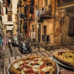 Pizza włoska na cienkim cieście w trattori neapolitańskiej (fot. Olga Go)