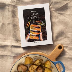 „Forma obfitości. Idealnie, zdrowo, sezonowo” i pieczone ziemniaki w naczyniu (fot. Martyna Cybuch)