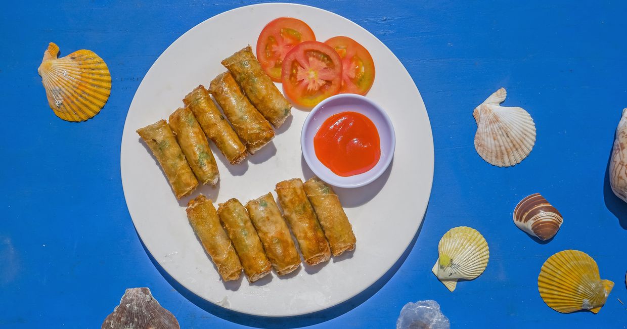 Sajgonki, plastry pomidora i sos (fot. Bartek Zwiefka)