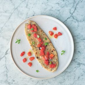Przepis na podpłomyk z tatarem z pomidorów malinowych. Jak zrobić tatar z pomidorów (fot. dinnershow.studio)