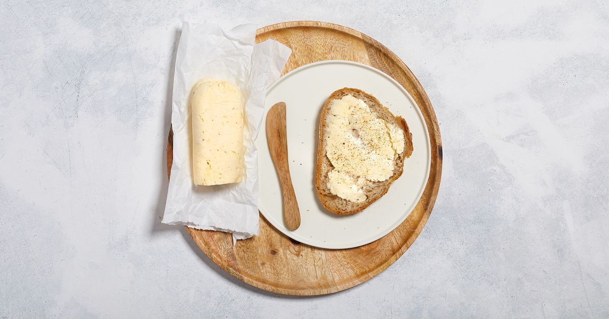 Masło z solą i pieprzem z kromką chleba pszennego (fot. Maciek Niemojewski)