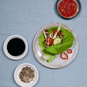 Koreański grill, mięso, warzywa, sosy i pikle (fot. Maciek Niemojewski)