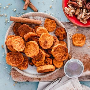 Talerz chipsów z batata w rozgrzewających przyprawach, włoskie orzechy i kora cynamonu (fot.Ella Olsson)