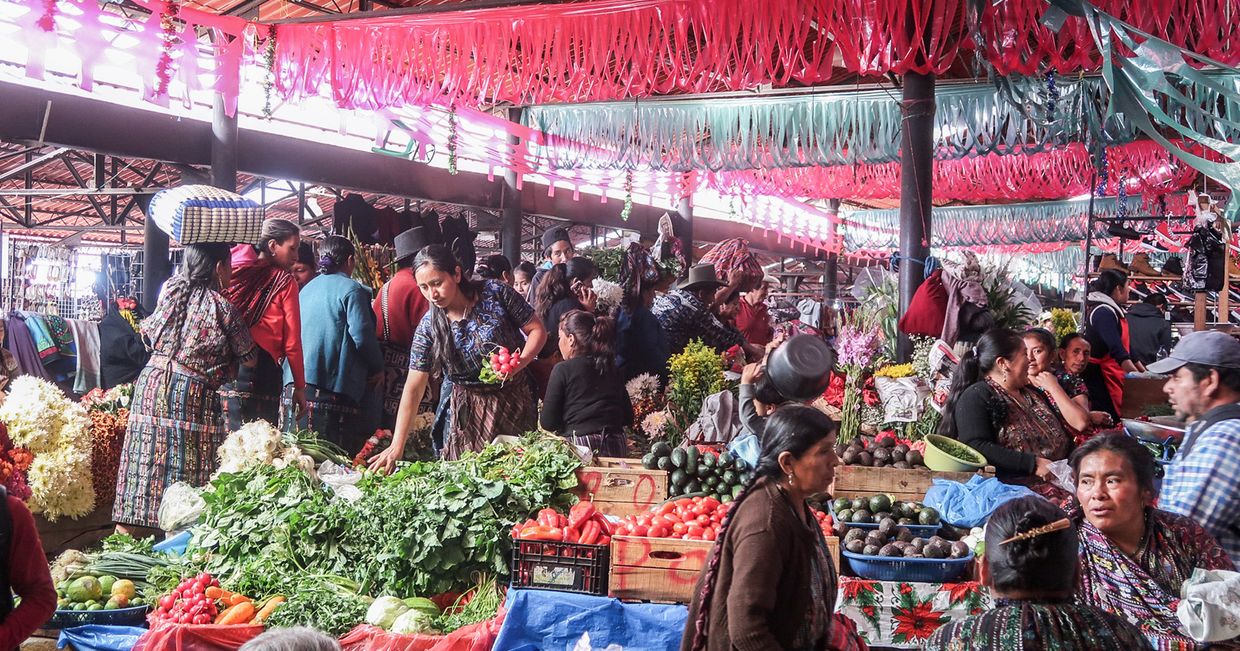 Targowisko w Gwatemali, świeże owoce i warzywa (fot. Julia Zabrodzka)