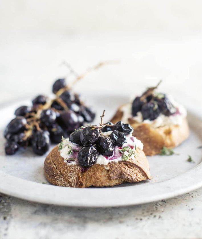 Crostini z ricottą i pieczonymi winogronami