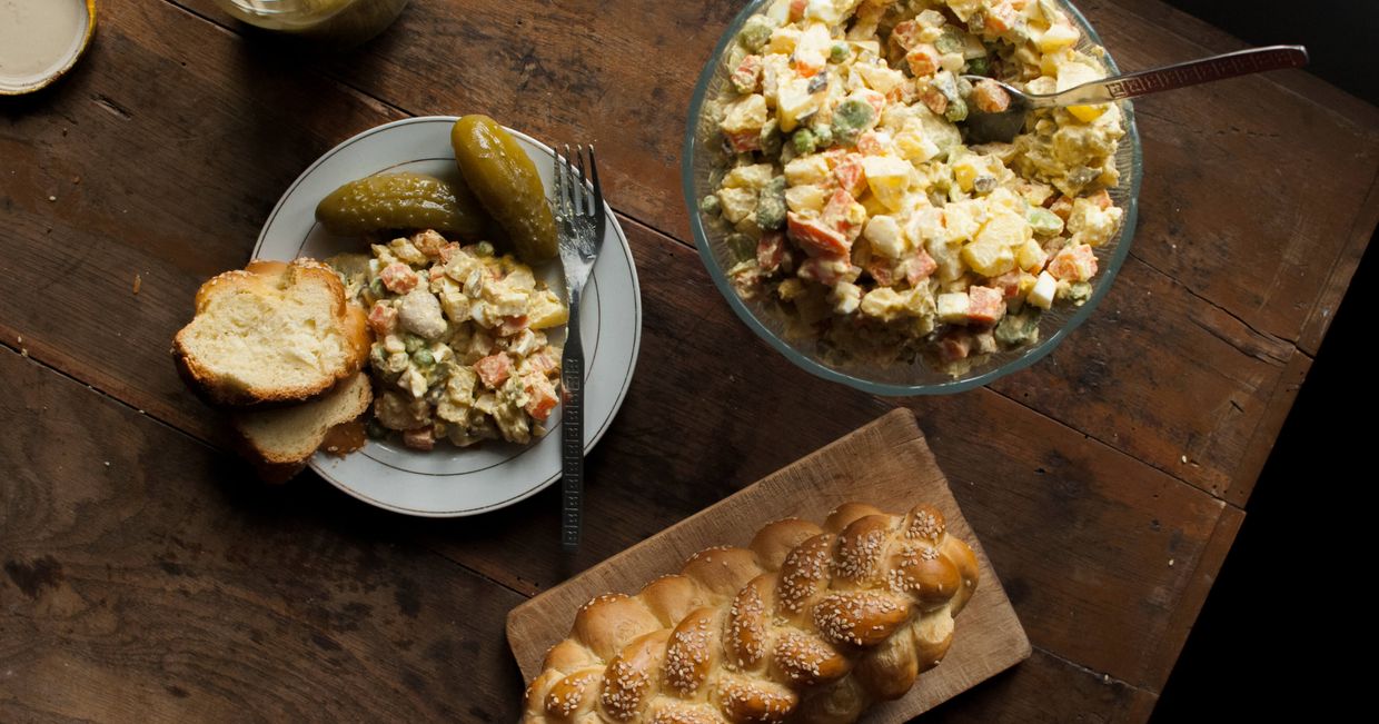 Żydowska sałatka z domową chałką (fot. Ola Fruga)