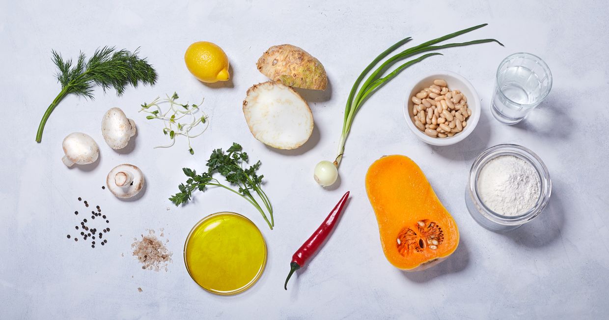 Pieczarki, seler, dynia, cebula, chili, orzeszki, koperek, natka pietruszki, mąka, woda, przyprawy – składniki na pierożki wiosenne (fot. Maciek Niemojewski)