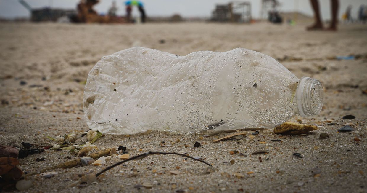 Butelka z plastiku pozostawiona na plaży (fot.Brian Yurasits)