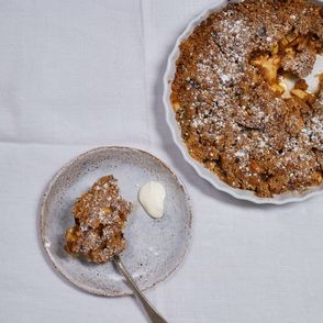 Deser z jabłek pod maślaną kruszonką obsypane cukrem pudrem (fot. Maciek Niemojewski)