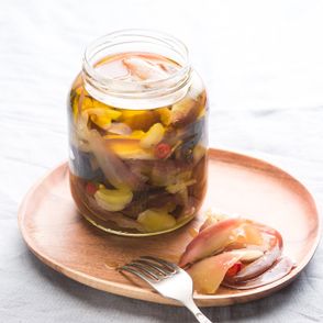 Bakłażan sott'olio, pomysł na bakłażana, jak przyrządzić marynowanego bakłażana (fot. dinnershow.studio)