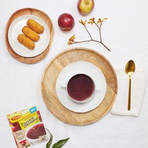 Barszcz czerwony z krokietami z kiszoną kapustą i łososiem, Winiary, przepis Tomek Zielke