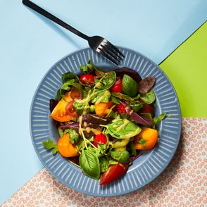 Jak zrobić sałatkę z pomidorów z pieczonym burakiem, pomysł na sałatkę dla dziecka, zdrowa jesienna sałatka (fot. Maciej Niemojewski)