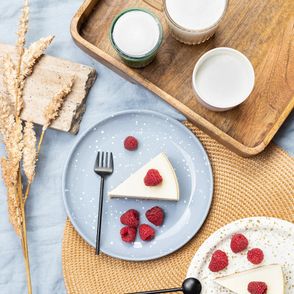 Porcaja New York cheesecake, owoce malin, kawa (fot. Paulina Czyżewska)