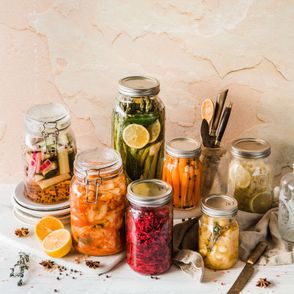 Różne kiszone warzywa w słoikach (fot. Brooke Lark / unsplash.com)