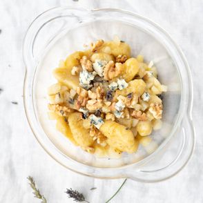 Dyniowe gnocchi z orzechami, karmelizowaną gruszką i kruszonym serem pleśniowym (fot. Martyna Cybuch)