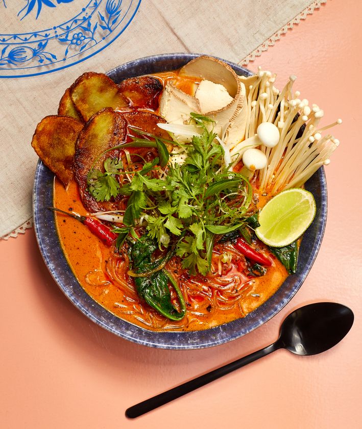 Laksa z makaronem z fasoli mung, grzybami i warzywami