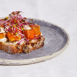 Żytnia kromka chleba z pieczoną dynią, kiełkami i twarogiem (fot. Maciek Niemojewski)