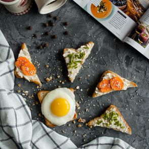 Kanapki z pasatami i jajko sadzone (fot. Kate Hliznitsova / unsplash.com)