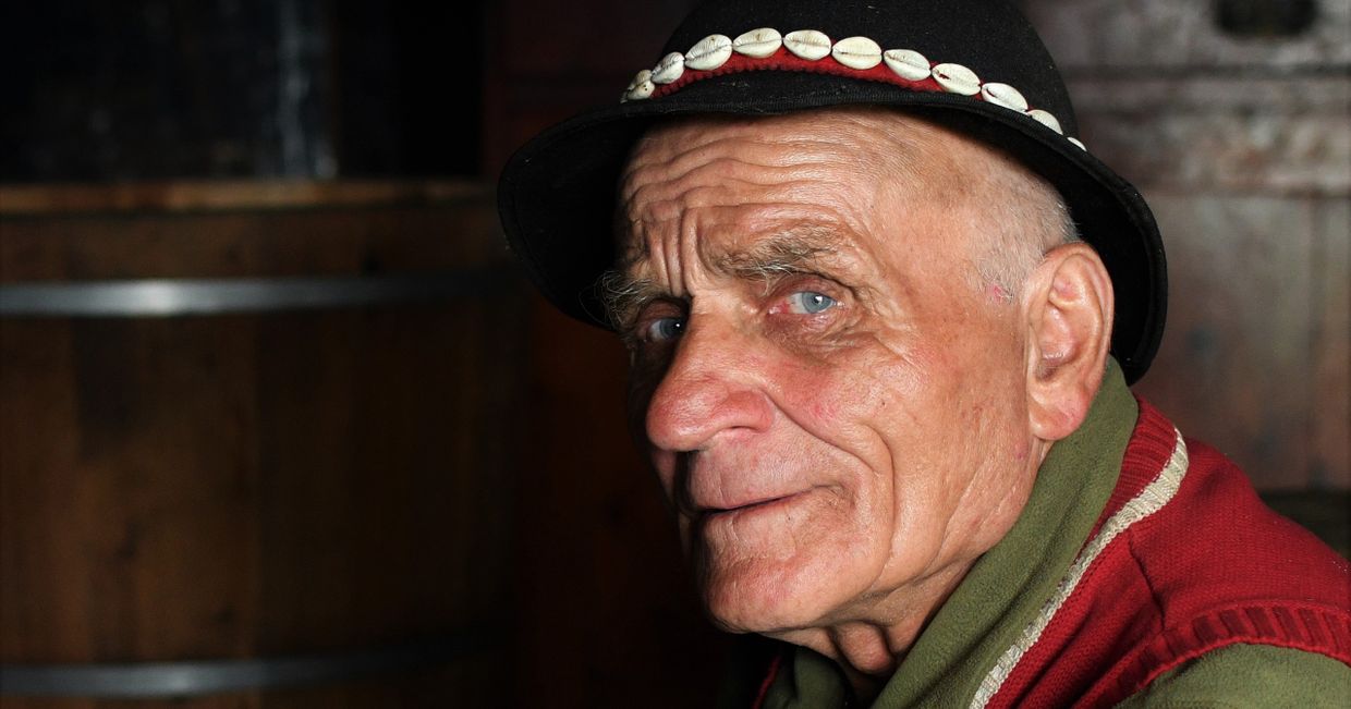 Juhas w tradycyjnej czapce, bacówka Wojtka Gromady (fot. Monika Ankudowicz)