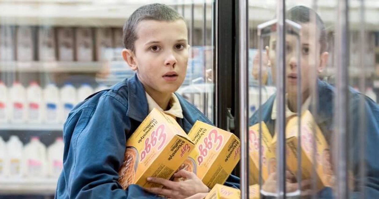 Kadr z serialu Stranger Things – kradzież gofrów Eggos