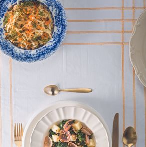 Przepis na prostą surówkę coleslaw z kalarepy z kaparami i koperkiem. Jak zrobić coleslaw (fot. dinnershow.studio)