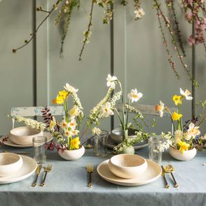 dekoracja stołu, wiosenne inspiracje, kwiaty i miut