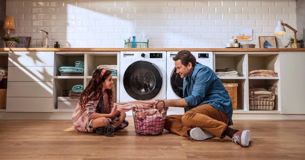 Ojciec z córką przy pralce (fot. materiały prasowe)