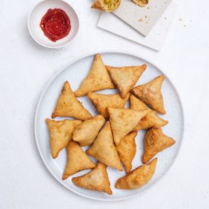 Chrupkie trójkąciki, czyli indyjskie samosy z ostrym sosem (fot. Maciek Niemojewski)