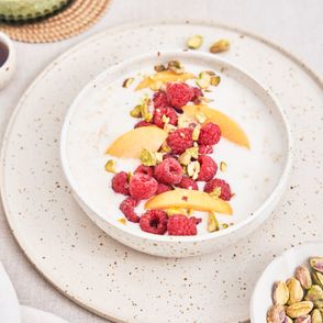 Jak zrobić nocną owsiankę. Przepis na szybką owsiankę (fot. Jessica Nadziejko / Plum in chocolate)