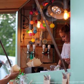 food truck (fot. Micheile Henderson / unsplash.com)