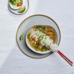 Miska zupy pho z kurczakiem, limonka, chili i tajska bazylia (fot. Maciek Niemojewski)