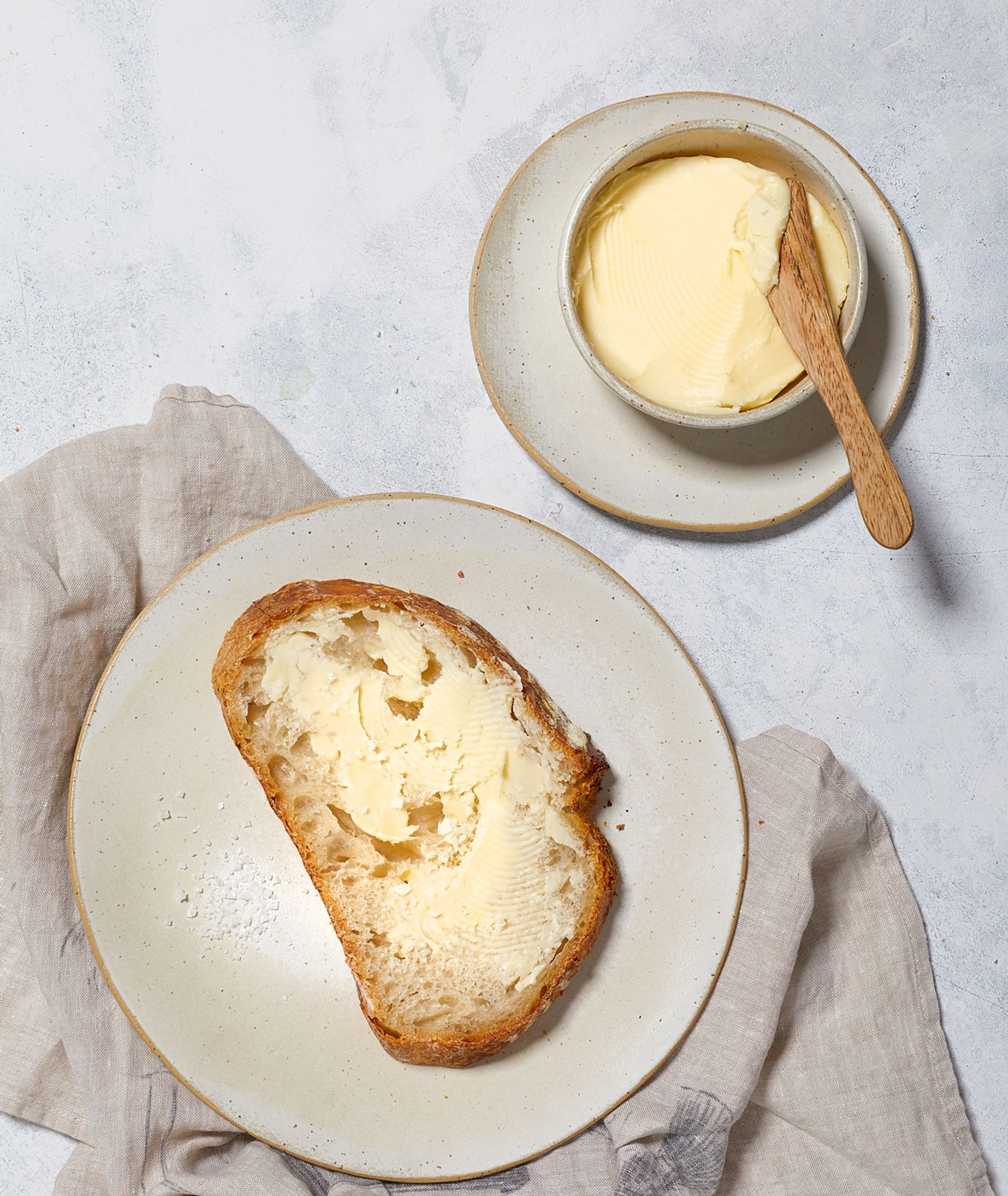 Kromka chleba pszennego z masłem i solą (fot. Maciek Niemojewski)