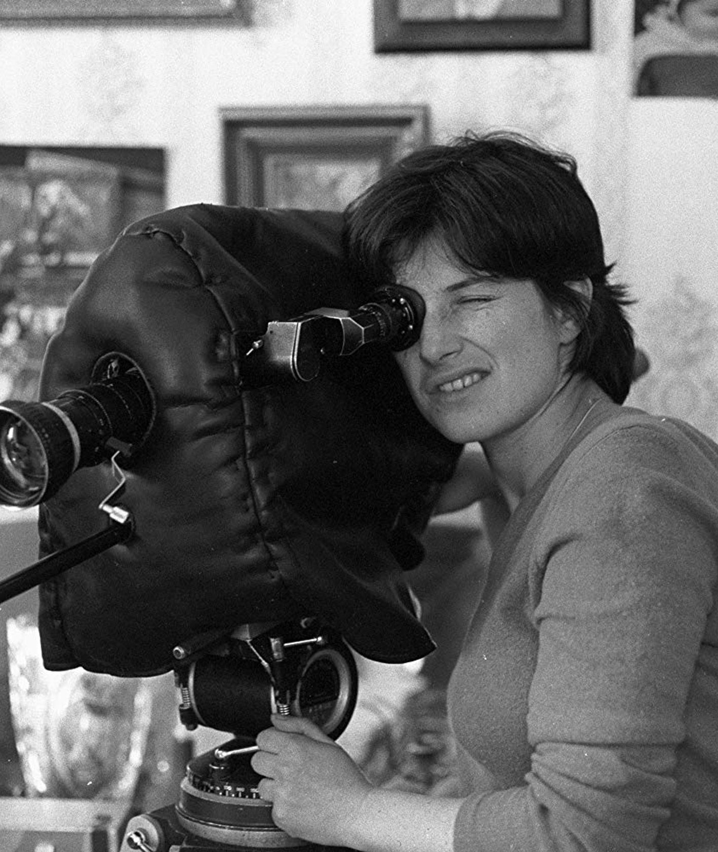 Reżyserka Chantal Akerman za kamerą (fot. materiały prasowe / IMDB)